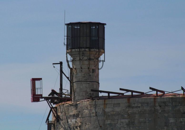La vigie et la nouvelle cabine téléphonique