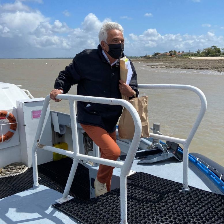 Arrivée à terre de Pierre Launais co-créateur de l'émission