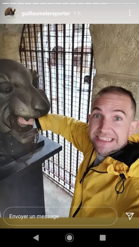 Un journaliste jouant avec les mythiques têtes de tigres.