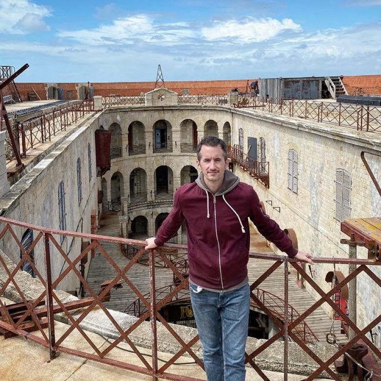 Un des journalistes sur la terrasse du fort
