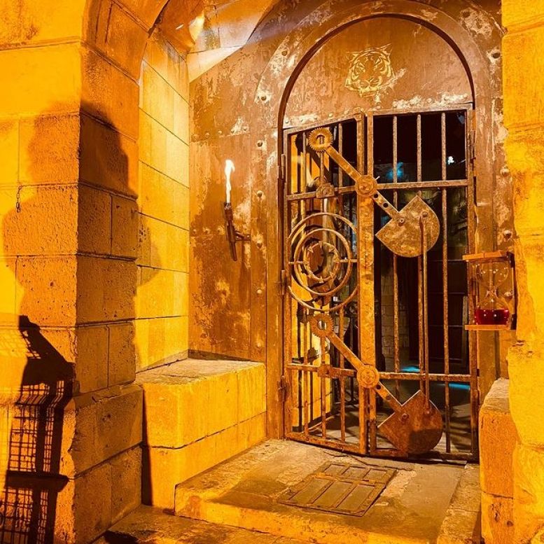 L'entrée du fort de nuit