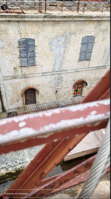 Laura Mété fait une pause sur la terrasse du fort