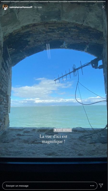 Vue au travers d'une des fenêtres du fort