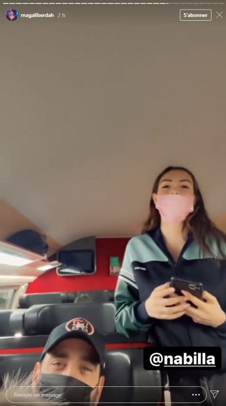 Nabilla et son équipe dans le train pour le tournage