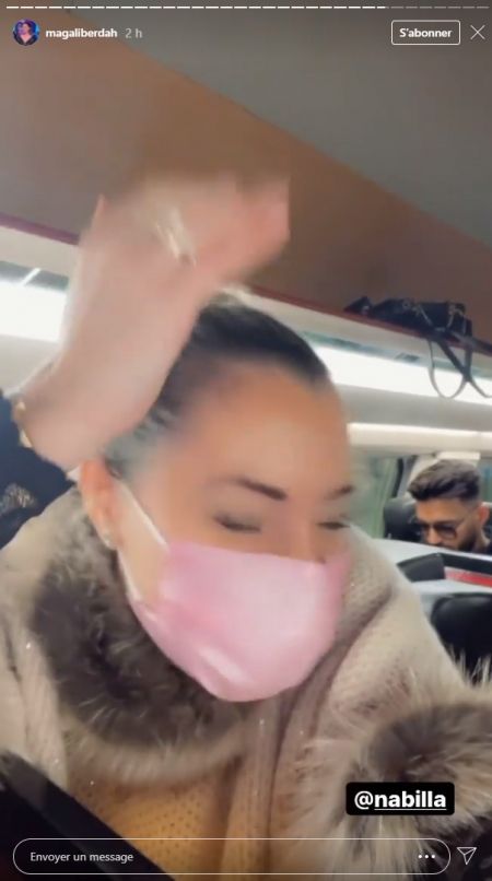 Nabilla et son équipe dans le train pour le tournage
