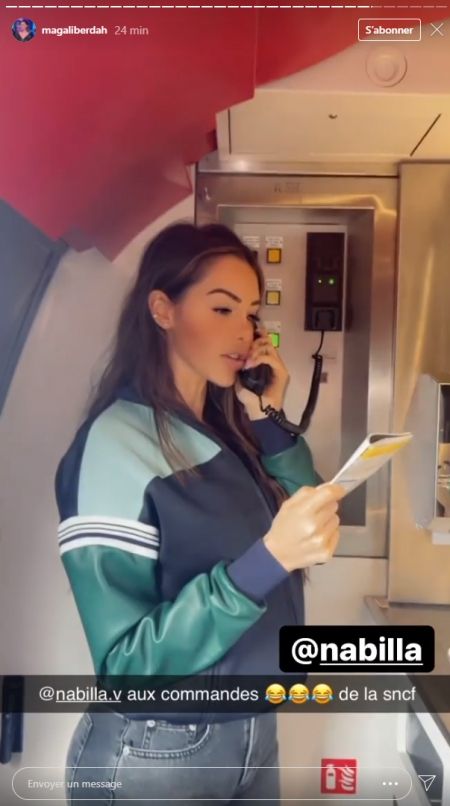 Nabilla et son équipe dans le train pour le tournage