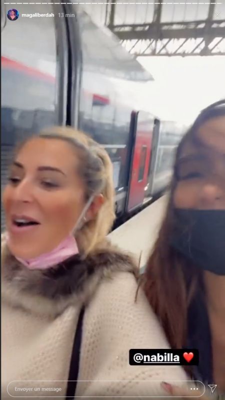 Nabilla et son équipe dans le train pour le tournage
