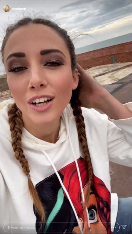 Delphine Wespiser portant un t-shirt a l'effigie de ses deux personnages