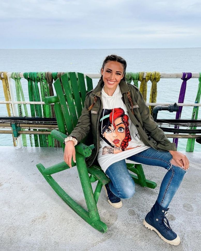 Delphine Wespiser portant un t-shirt a l'effigie de ses deux personnages