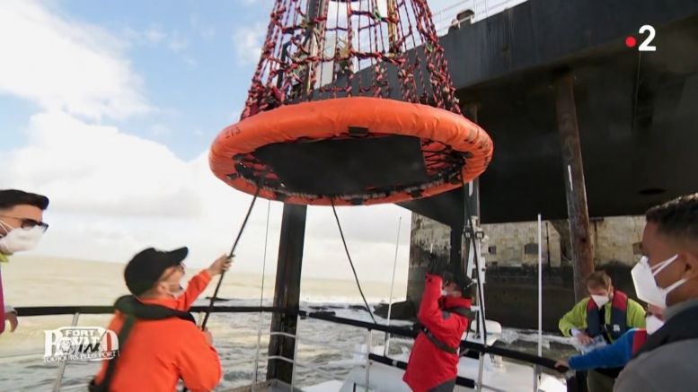 Le transbordement du bateau vers la plateforme