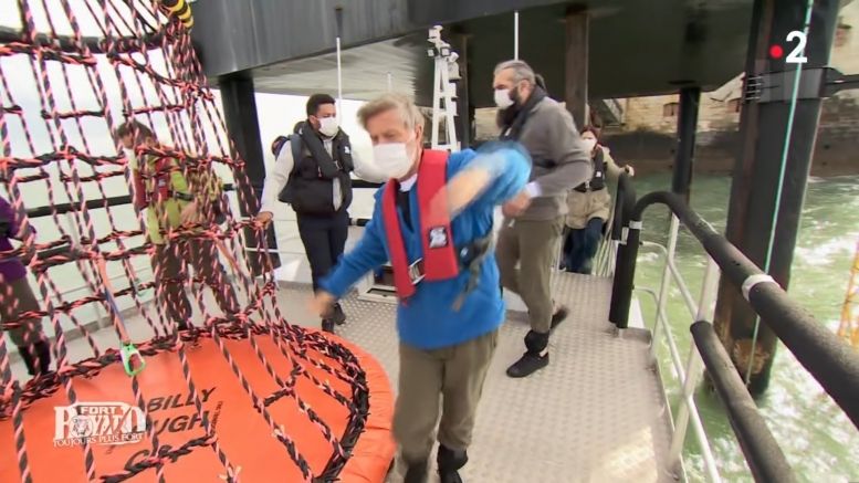 Le transbordement du bateau vers la plateforme