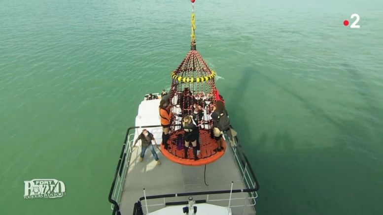 Le transbordement du bateau vers la plateforme