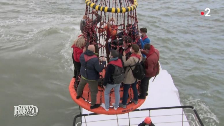 Le transbordement du bateau vers la plateforme