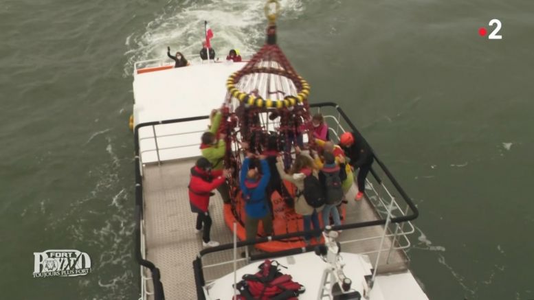 Le transbordement du bateau vers la plateforme