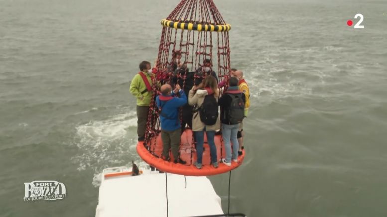 Le transbordement du bateau vers la plateforme