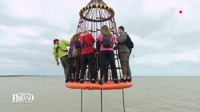 Le transbordement du bateau vers la plateforme