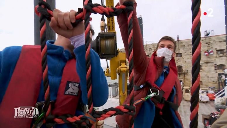 Le transbordement du bateau vers la plateforme