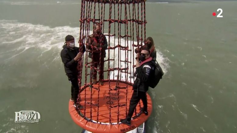 Le transbordement du bateau vers la plateforme