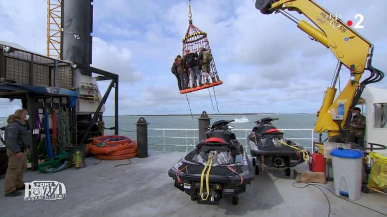 Le transbordement du bateau vers la plateforme