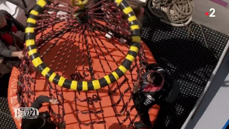 Le transbordement du bateau vers la plateforme