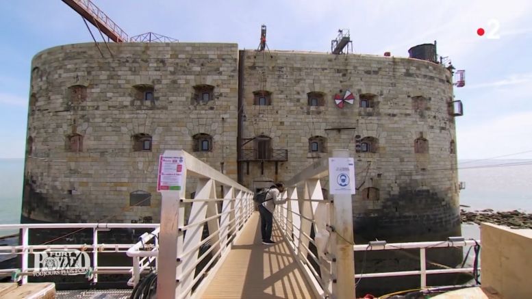 La passerelle de la plateforme