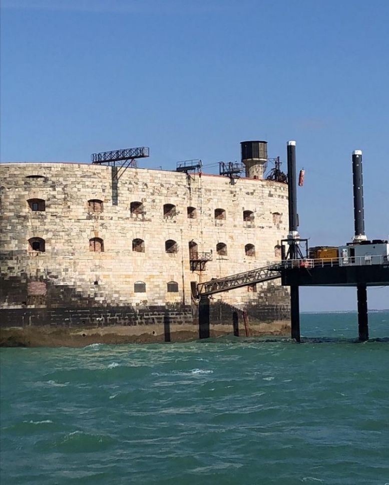 Tour du fort par un touriste