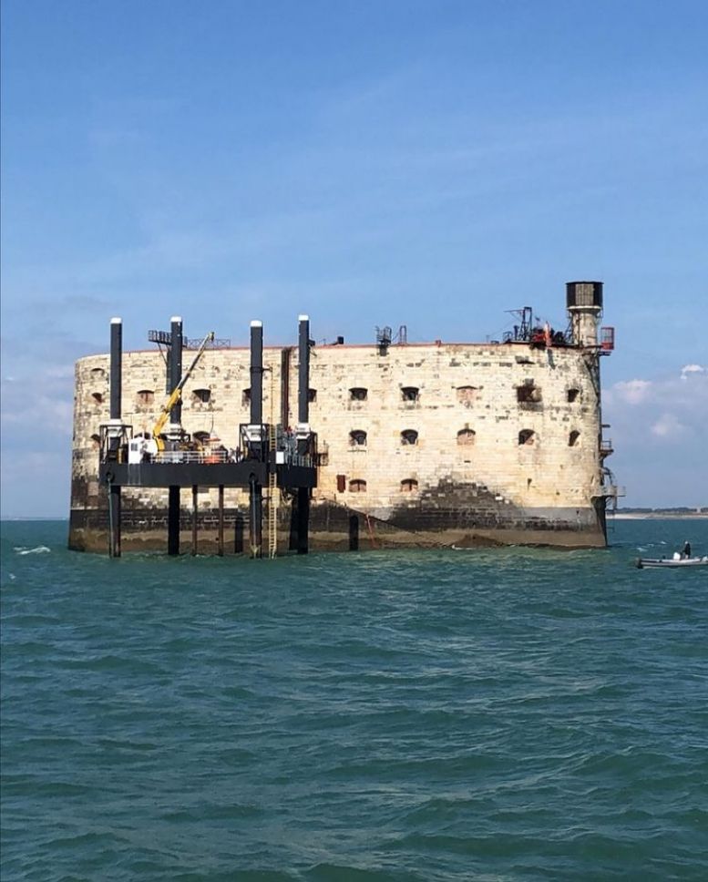 Tour du fort par un touriste
