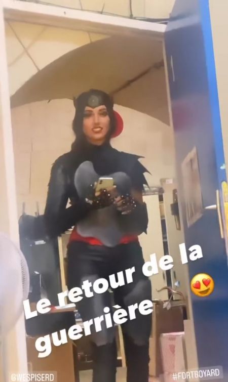 Delphine Wespiser en tenue de Rouge