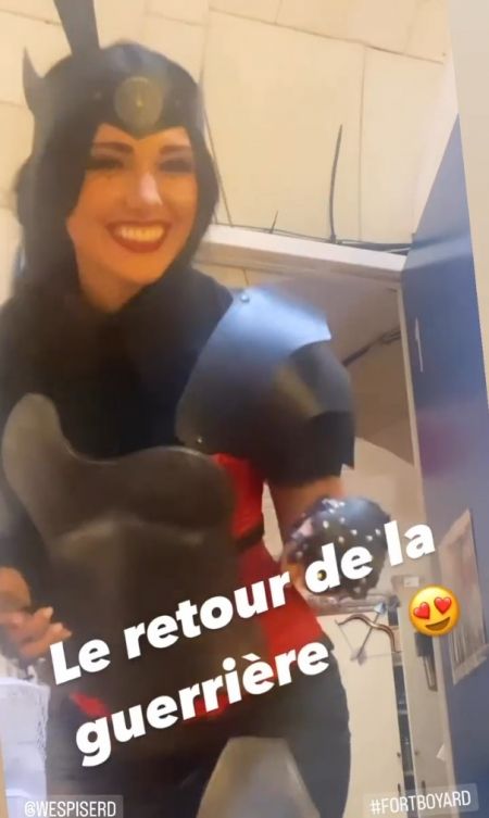 Delphine Wespiser en tenue de Rouge