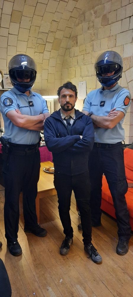 Willy entre deux gendarmes