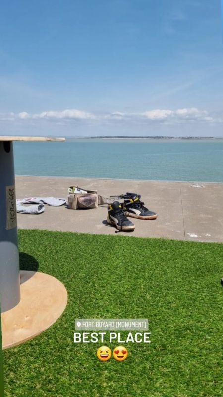 De l'herbe sur la plateforme helico