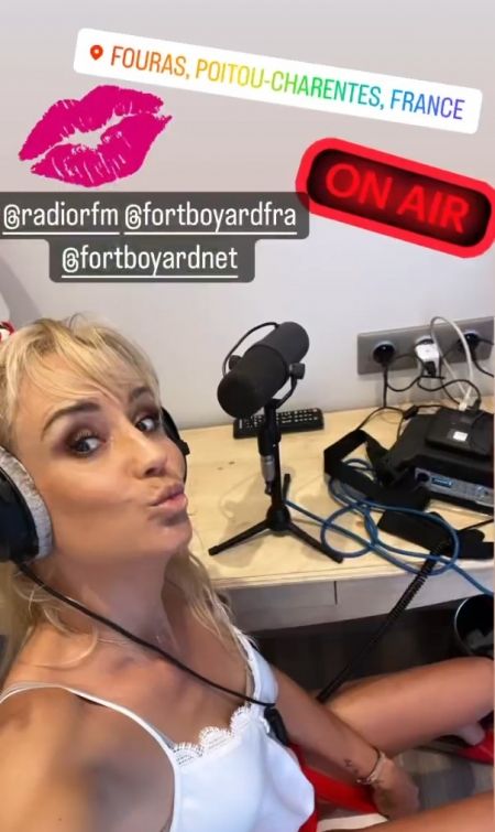 Elodie Gossuin faisant son émission de radio