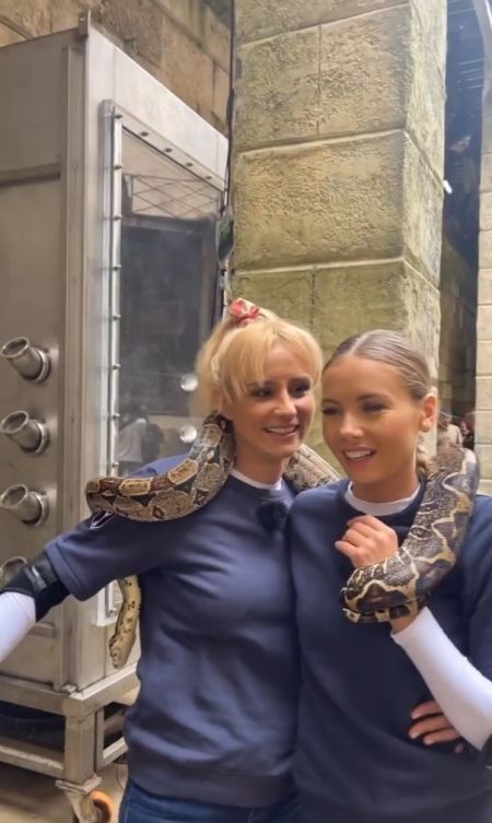 Deux miss et un Boa