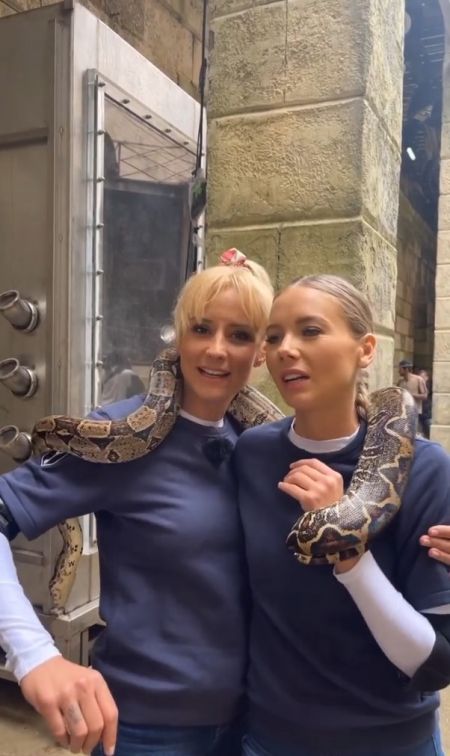 Deux miss et un Boa