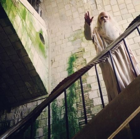 Le salut du Père Fouras, surpris dans la montée vers son antre... #fortboyard25ans