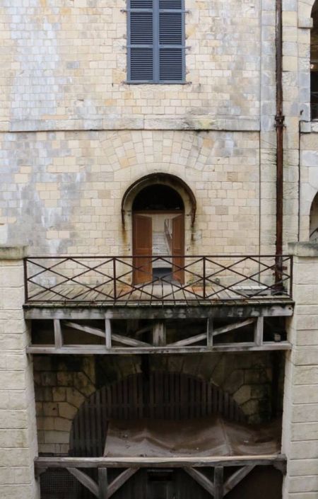 La porte de la salle des illusions