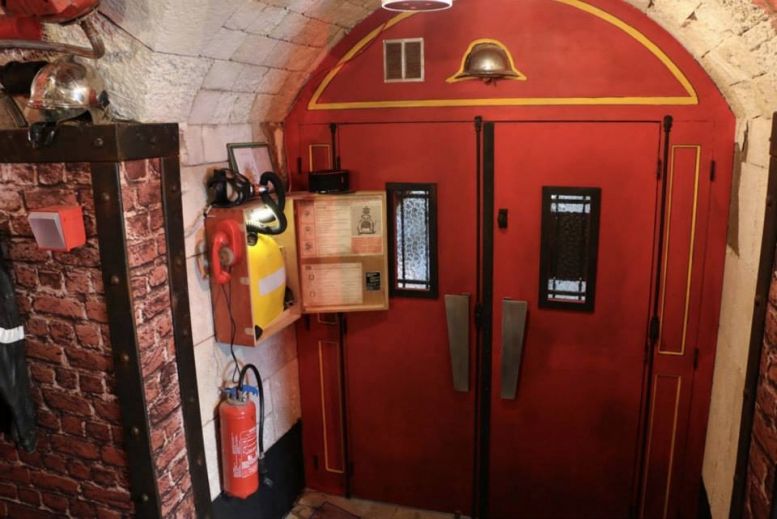 La porte intérieure de la caserne