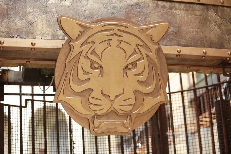 Une tête de tigre trône désormais au dessus de la grille de la salle du trésor