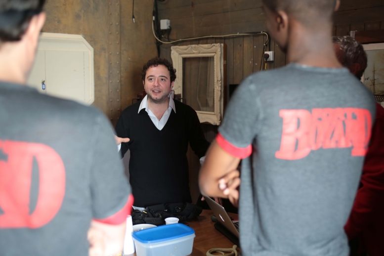 Coulisses : Benjamin Gramage briefe les candidats