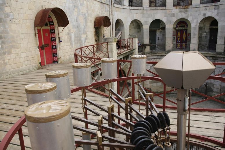 Détail sur le rond central qui servira au déverrouillage des cellules