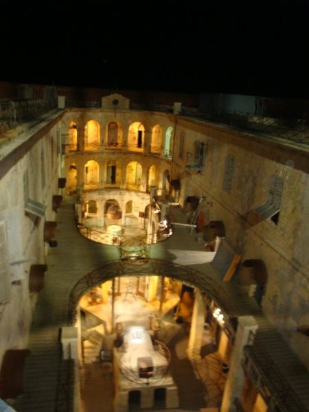 L'intérieur du fort de nuit