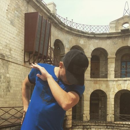 Mardi 31 mai, il réalise le premier dab de l'histoire de Fort Boyard