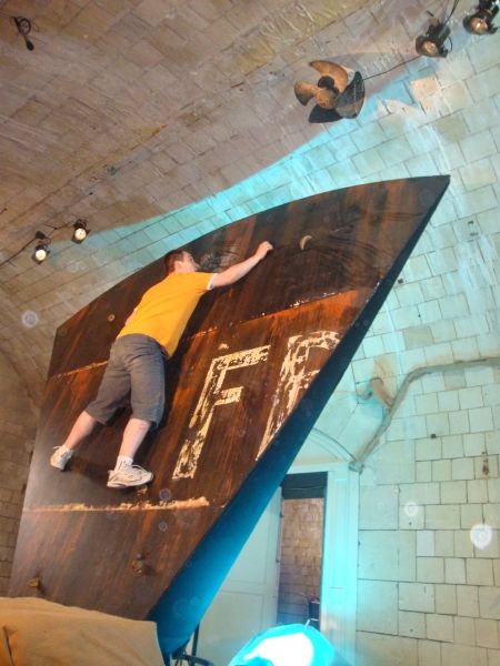 Charles essayant le Mal de mur