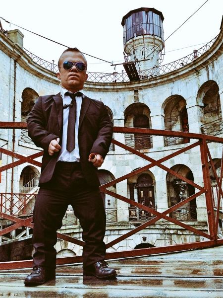 Cette année, le Père Fouras a décidé de renforcer la sécurité #fortboyard #bodyguard #etatdurgence