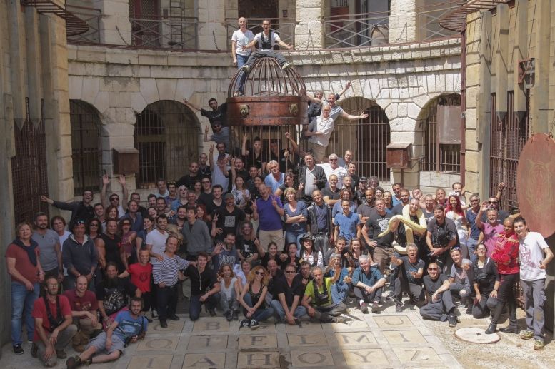 C'est le jour 10...
140 personnes,30 corps de métier,des passionnés,des sourires,de l'amitié.Je suis fier d'être avec eux.
Merci #FortBoyard