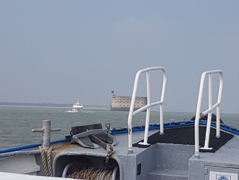Arrivée au fort par bateau