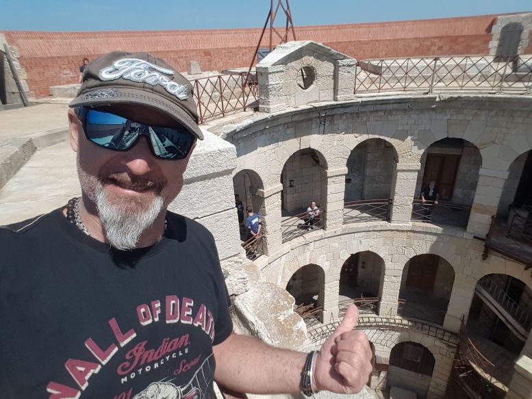 Mégagaf sur la terrasse du fort