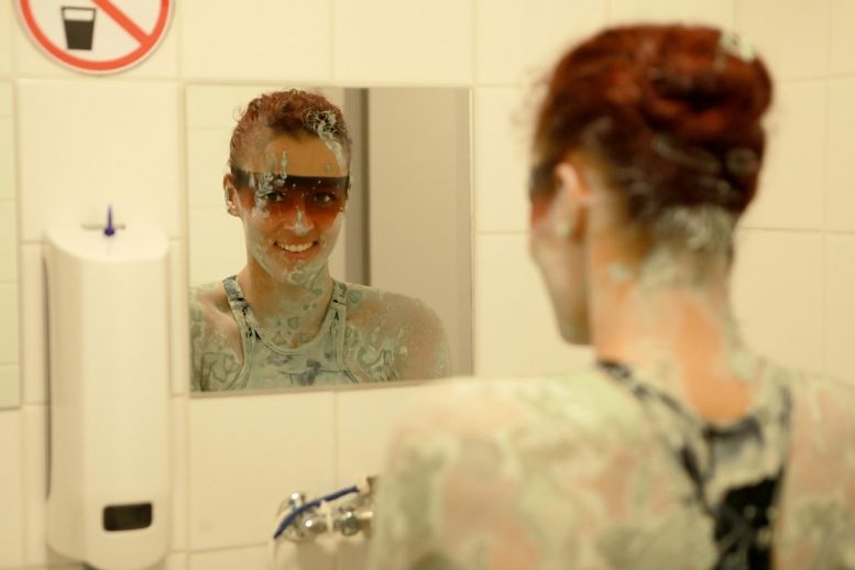Lady Boo n'a plus qu'à prendre une douche avant la suite du jeu. Les douches de la lutte sont en cellule 209.