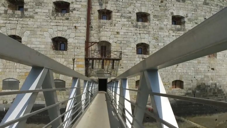 La plateforme extérieure et sa passerelle en 2016