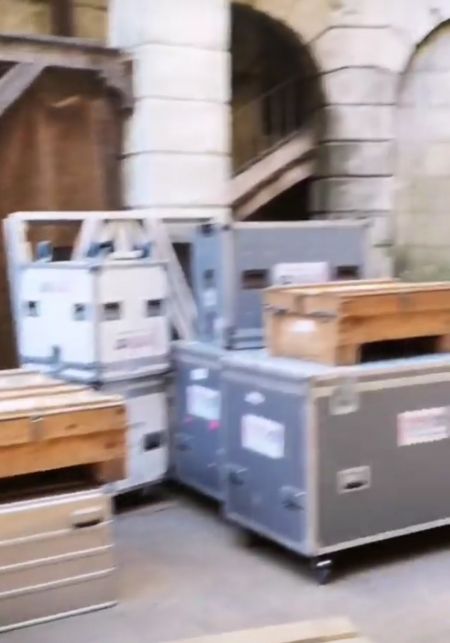 Les flycases de transport temporairement stockées dans la cour intérieur du fort en attendant le retour à terre.